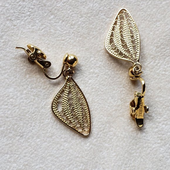 TRIFARI Gold Tone Filigree Leaf Clip On Earrings - Picture 3 of 8